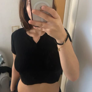 Tröja/top  - En kort t-shirts ifrå neworker vill bara bli av med den, hör av dig om du skulle fundera över något💗