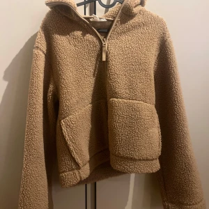 Hm teddy jacka  - En jätte fin jacka nu till hösten, är i mycket bra skick. I storlek Xs. 