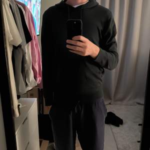 En stickad hoodie från H&M i bra skick! Storlek s!