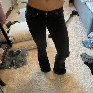 Lågmidjade jeans  - Kommer ej till användning   De har ett hål på sidan men de går att använda som vanligt