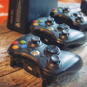 Xbox 360 med 3 stycken handkontroller - Säljer en Xbox 360 med tre stycken svarta trådlösa handkontroller. Konsolen är i bra skick och så är även kontrollera. Perfekt för spelkvällar med vänner! 🎮 Game on!