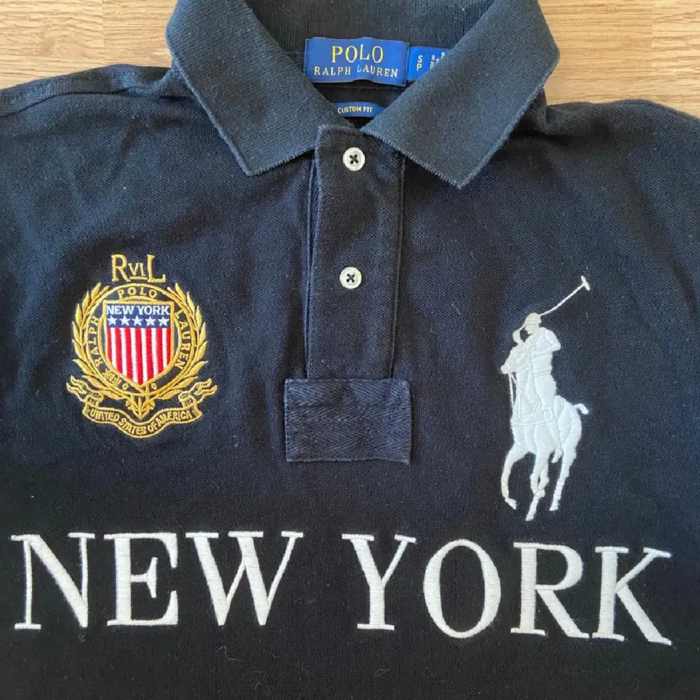 Ralph Lauren Polo Pike, Cheif Keef stuk! Size Small Grymt skick förutom liten fläck som bör gå bort. 899kr  Köparen står för eventuell frakt. Skjortor.