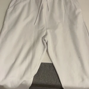 Vita mjukis byxor  - Vita mjukis byxor som knappt är använda men som jag inte personligen uppskattar mer.