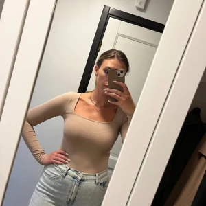 Långärmad topp från Bubbleroom  - Jättefin stretchig topp som passar till det mesta. Mycket bra skick! Ej genomskinlig!