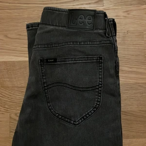 Lee jeans Slim Taper - Säljer nu dessa helt oanvända Lee jeansen. Storlek W29/L32  Fri frakt så passa på! Vid frågor är de bara o höra av sig🤝