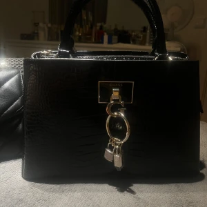 Guess Väska - Säljer min väska som inte kommer till användning. Kan diskutera pris