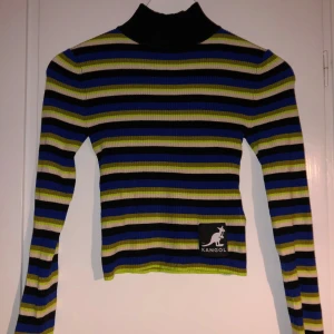 Stickad tight tröja  - Nyskick aldrig använd  Stretchigt material  Mjuk  Kangol x hm 