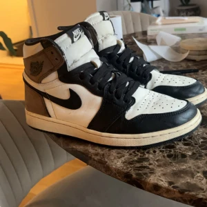 Air Jordan 1 dark mocha  - Dem är i bra använt skick, lite små slitningar men läggs inte märke till.