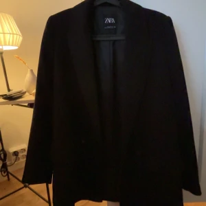 Kavaj🖤 - Fin svart kavaj från Zara i bra skick, endast använd ett fåtal gånger, skriv vid frågor🖤