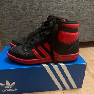 Adidas Skor - Adidas Top Ten skor i svart och röd. Nypris 1235kr men nuförtiden sällsynta isf. I super nyskick då de endast användes en gång. 