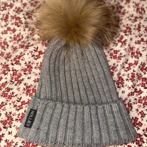 Mössa med pom pom  - Mössa från hollies, nyskick 