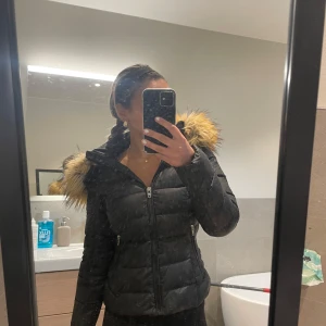 Hollies jacka - Jättefin, endast använd 1 vinter (ungefär som ny)