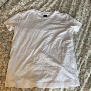 Vit t-shirt från Pilago - Säljer en klassisk vit t-shirt från Pilago i storlek S. Den är i bomull och har en normal passform med korta ärmar. Perfekt basplagg för alla tillfällen! 