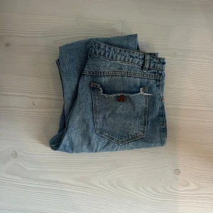 Abrand Jeans - Venice Straight  - Mellanhög midja med slitning på ena knät, nertill och på en bakficka. I gott skick 