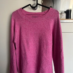 Rosa stickad tröja - Fin tunnt stickad rosa tröja från VILA. Använt skick men inga skador💗