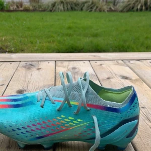 Adidas fotbollsskor elit - Vill du köpa mina fotbollsskor som är ett par adiddas fotbollsskor som är elit. Dem är använda ett par gånger men dem är fortfarande i väldigt bra skick och är i storlek 37,5 dem är köpta från Unisport och är till för konstgräs och naturgräs.