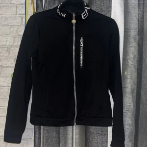 Emporio armani EA7 mjukis set - Mjukis set från armani köpt på JD nästan aldrig använd. Helt nytt skick. Alla märken är hela utan skada. Ordinarie pris 1940kr 