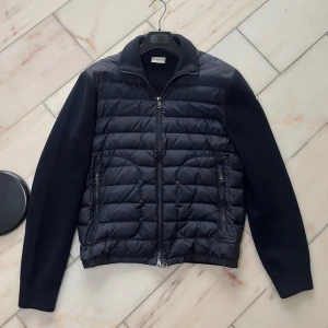 Moncler cardigan   - Skicket är som gott som ny inte använt mkt alls. Om fler bilder önskas får du skriva, bara om du är en seriös köpare tack!😌 Har allt som medföljer jackan vid köp kvar.  