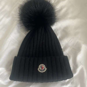 Moncler mössa  - Helt sprillans ny moncler mössa med tag och kvitto kvar. Storleken är one size från vuxen avdelningen🩷 Kartong finns även kvar samt påse(se sista bild) Nypris 3.650 kr