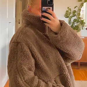 Mysig brun teddyjacka i oversized modell. Perfekt för kalla höst- och vinterdagar. Aldrig använd bara testad, tycker ej den passar mig. Budgivning om många intresserade☺️(Bilder från hemsidan, skriv för egna bilder)