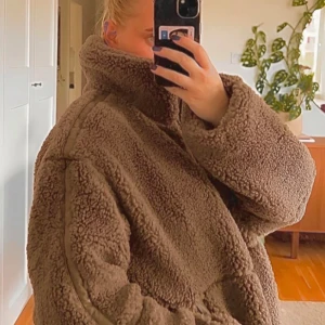 Brun teddyjacka - Mysig brun teddyjacka i oversized modell. Perfekt för kalla höst- och vinterdagar. Aldrig använd bara testad, tycker ej den passar mig. Budgivning om många intresserade☺️(Bilder från hemsidan, skriv för egna bilder)