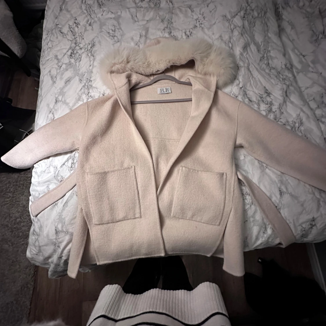 Beige kappa från FUR Stockholm - 90
