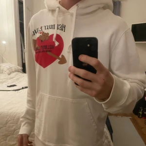 Helmut Lang hoodie - Hoodie i storlek M från märket Helmut Lang. Mycket bra skick, inte använd mycket. Köpt för 2900 men säljs för 499. Jag är 182cm och väger 75kg och den sitter bra (som på bilden).