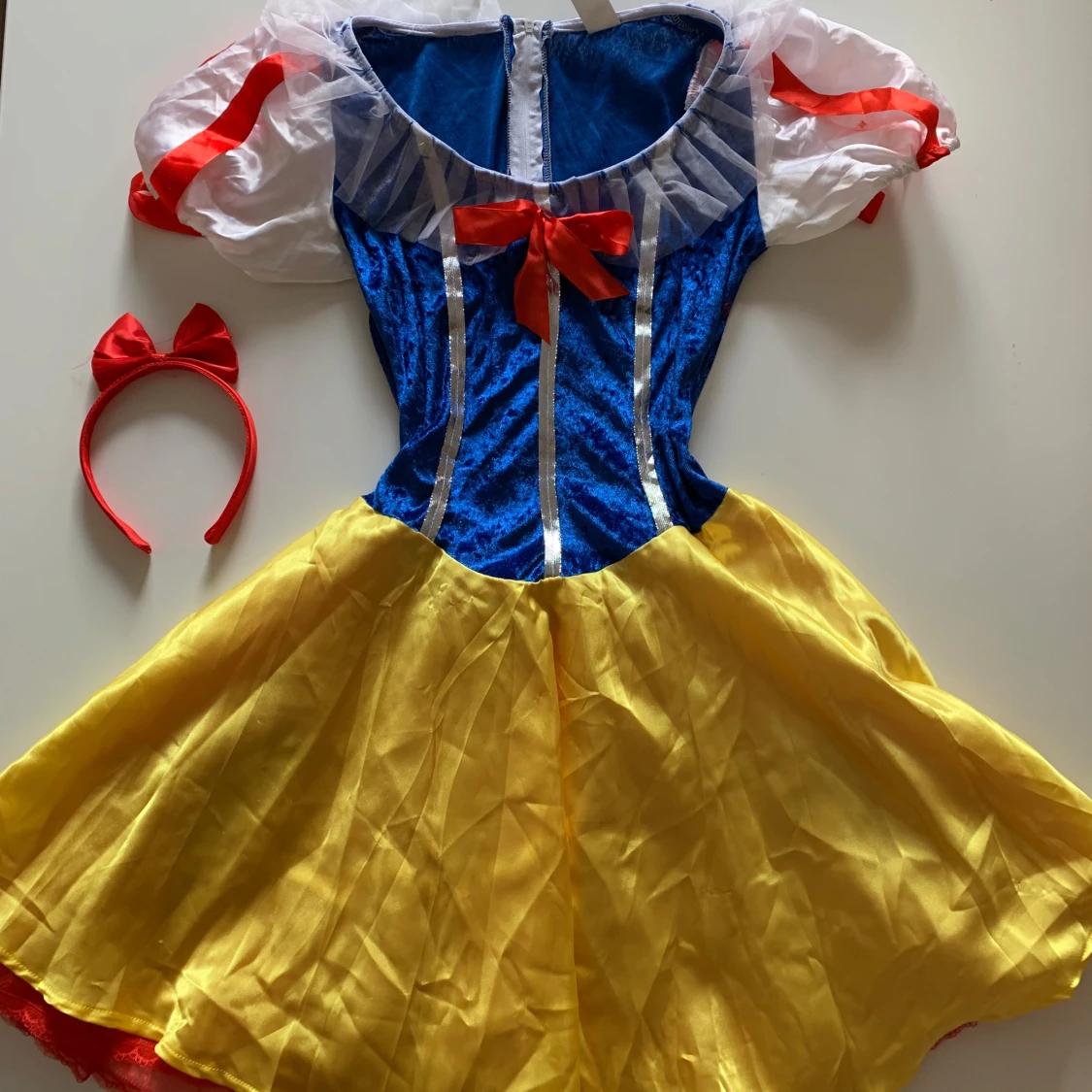 Snövit-inspirerad klänning med diadem