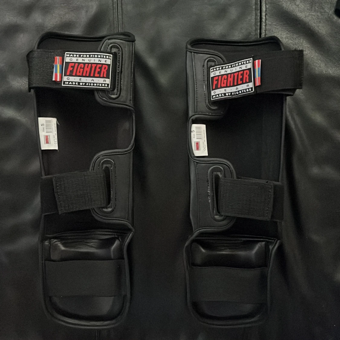Svarta benskydd från Fighter - 90