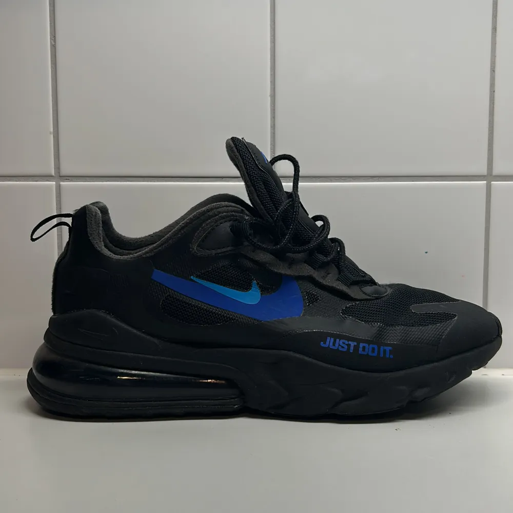 Nike Air Max 270 React Storlek: 43 Färg: svart och blå  Säljer ett par stilrena och bekväma Nike Air Max 270 React. Har en liten slitning men annars nästan perfekt skick.  Perfekt för dig som vill ha ett par sneakers hösten.. Skor.