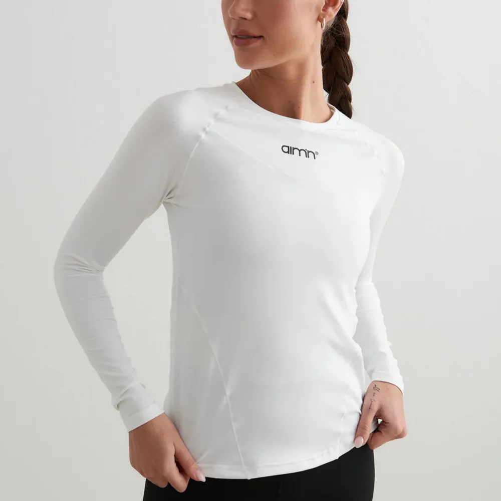 Säljer denna nästintill oanvända tröjan från Aimn ”White soft basic long sleeve” i storlek XS! 🤍 nypris 350 kr. T-shirts.