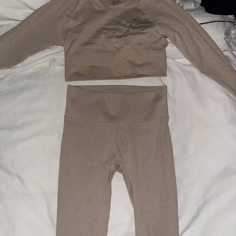 Säljer en superfin beige ribbad tröja från Bik Bok. Den är croppad och har långa ärmar, perfekt för en chill dag eller att matcha med höga jeans. Materialet är mjukt och stretchigt, vilket gör den bekväm att bära hela dagen. Passar perfekt till både vår och höst!. Tröjor & Koftor.