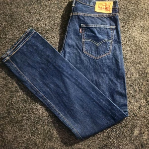 Levi 501 - Levi 501 i absolut nyskick👌 Storlek: W34 L36  Dom är aldrig använda så finns såklart varken fläckar eller skador💯  Jag är 185cm lång och dom passar perfekt på mig!  Bara höra av dig vid frågor🤝