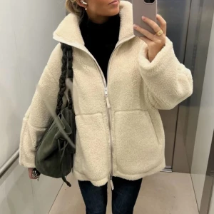 Teddy jacka - Säljer denna superfina och mysiga teddy jacka, helt ny och oanvänd men den va tyvärr för liten för mig🤍