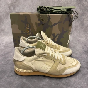 VALENTINO ROCKRUNNERS  - - Valentino Rockrunners - Skick: 7/10 - Tillbehör: Enbart skorna - Storlek 41 - Innersula mått: 27,5cm - Nypris runt 7500kr // Deluxecloset