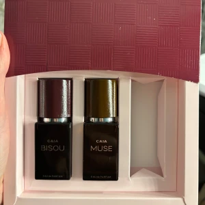 Caia - 2 miniparfymer från caia, köpta i veckan så är helt oanvända!🥰köptes nya på caia butiken i nk för 495kr💕 Har även le soir som är limited edition och kan tänka mig att skicka med den i paketet för 340kr totalt.