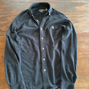 Ralph Lauren skjorta  - Snygg Ralph Lauren skjorta med butten down som passar perfekt in för hösten och vintern. 10/10 skick. Skriv gärna om du har frågor.  