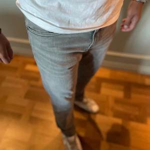 Gråa jeans - Tja! Säljer ett par gråa jeans från Hugo boss. Killen på bild är ca 180. Hör av er vid frågor!