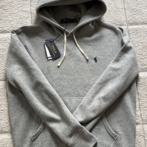 Ralph lauren hoodie - Säljer nu denna riktigt eftertraktade hoodien || nyskick, cond: 10/10 || nypris: 2199kr, vårat pris: 1099kr || storlek M, passar dig som har M eller S || perfekt hoodie nu till vintern || har du fler frågor är det bara att höra av dig :)