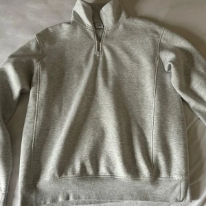 Zara tröja Half Zip - Väldigt stilren, nästan ny Zaratröja. Säljer på grund av att den inte passar. Inga tecken på användning så nyskick.