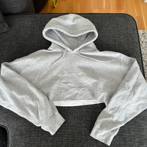 Cropped Hoodie - Bra skick 
