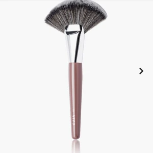 Caia borste - Säljer min smink borste från caia, modellen F02. Fick den i julklapp i vintras men har inte kommit till användning, (helt oanvänd).