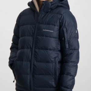 Peak performance jacka junior  - Säljer min peak jacka då jag redan har så många andra jackor och börjar bli lite för liten. Den är i fint skick💓💓💓