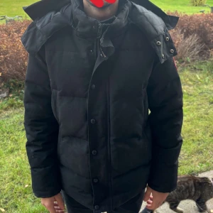 Canada goose jacka - Canada goose jacka storlek M  Liten fläck på armen men går säkert bort om man tvättar