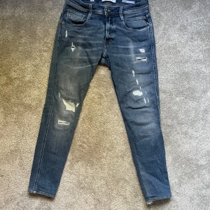 Replay anbass - Tja. Säljer dessa otroligt fina replay anbass i helt oanvänt skick. Tvätten och revorna på jeansen är otroligt snygga. Storleken är 30 slim fit. Tveka inte att ställa några frågor!🤩✌️