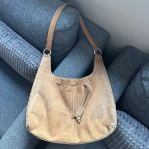 Beige väska - Säljer denna super fina beige/ bruna väskan som rymmer mycket och är perfekt till skolan och jobbet. 