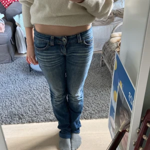 Skitcoola jeans! - Jag säljer dessa jeans som jag har köpt second hand💕 säljer då dem inte kommer till användning, men det är i väldigt bra skick, lite slitna längst ner, men minimalt! (Kan skicka bild på det) jag är 160 och bär oftast xs till s