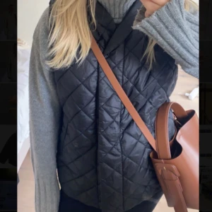 Svart väst - Svart väst från Lindex. Storlek M men passar mig med xs/s också