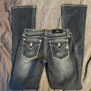 ett par så snygga bootcut lowwaist miss me jeans som är köpta här på plick. har en liten defekt, se bild 4, men inget man tänker på. midjemått: 35cm tvärs över+stretch, innerbenslängd: ca 85cm, kontakta för bild på och köparen står för frakten 💕💞💕