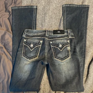 low miss me bootcut jeans - ett par så snygga bootcut lowwaist miss me jeans som är köpta här på plick. har en liten defekt, se bild 4, men inget man tänker på. midjemått: 35cm tvärs över+stretch, innerbenslängd: ca 85cm, kontakta för bild på och köparen står för frakten 💕💞💕